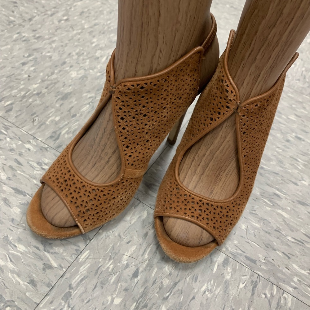 Tory Burch tan perforated nubuck slingbacks sandals size US 5.5